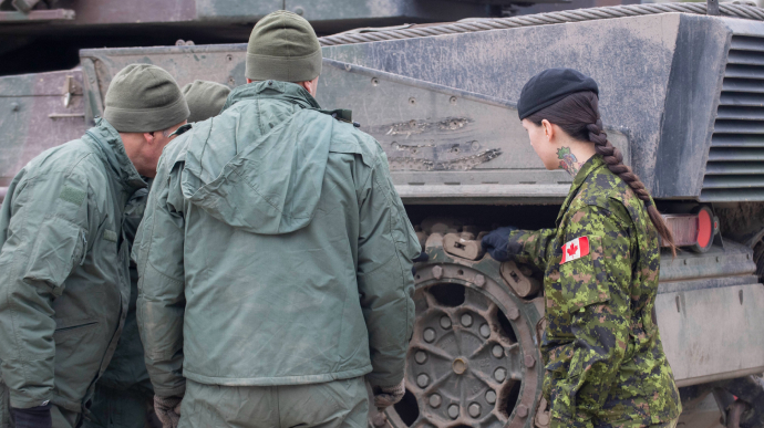 Канадские военные показали, как учат украинцев управлять танками Leopard 2