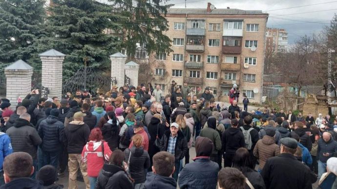 Hundreds gather at Russian-linked church in Khmelnytskyi where Ukrainian soldier was beaten