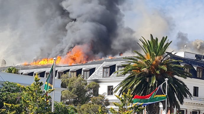 Будівлю парламенту ПАР охопила нова пожежа