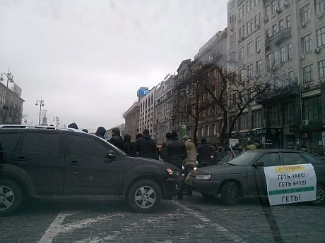 Автомайданівців на Європейській площі оточили «тітушки антиавтомайдану», щоб забезпечити проїзд кортежу Януковича. Фото Олександра Кравцова