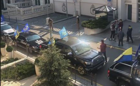 Под офис Зеленского приехал якобы Автомайдан: хочет анализов