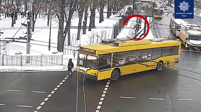 У Києві тролейбус збив жінку на переході