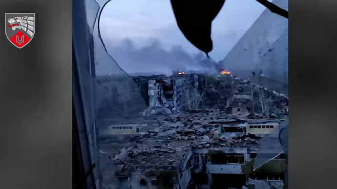 Подорожуйте разом з нами. Все буде Україна!: ССО показали будні в зруйнованому Бахмуті