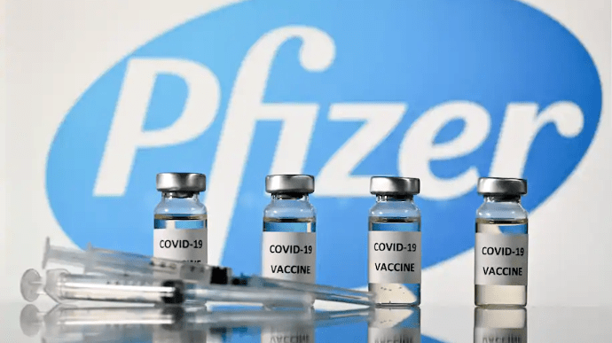 Шмыгаль анонсировал почти полмиллиона доз вакцины Pfizer для педагогов