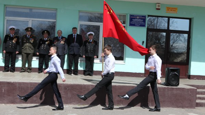Коммунисты РФ хотят заставить школьников поднимать знамя победы по понедельникам