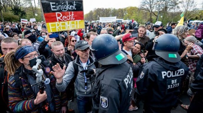 В Германии полиция разогнала антикарантинные митинги с более чем 10 тысячами участников