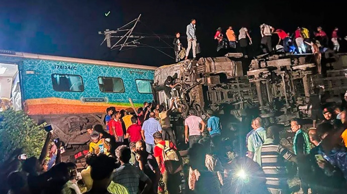 Зіткнення поїздів в Індії: кількість загиблих зросла до 288
