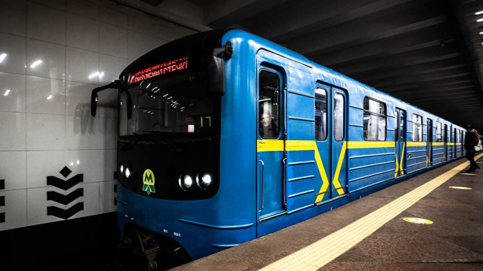 В Киеве из-за ударов РФ ограничивали работа метро: искали обломки