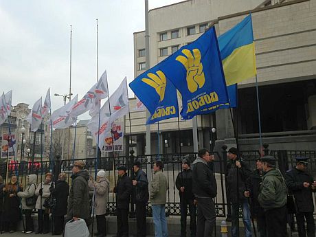 Мітинг опозиції під Конституційним Судом за вибори в Києві 