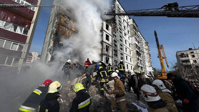 В Умани российская ракета разрушила многоэтажку: 7 погибших, среди них ребенок 