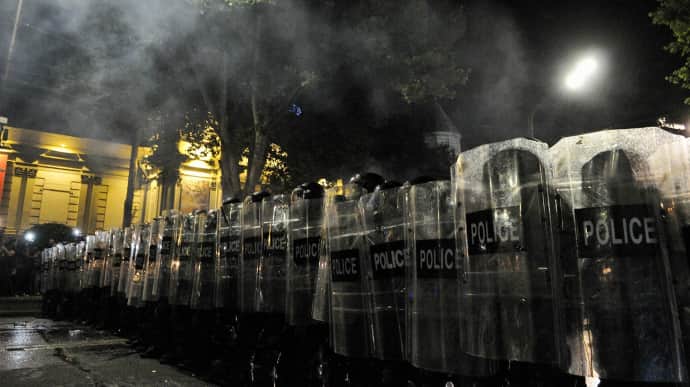 Протест в Грузии: Спецназ отступил, демонстранты вернулись к зданию Парламента
