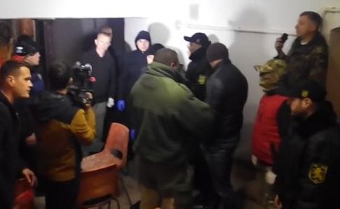 Люди с шевронами ПС и Азова сорвали показ фильма о ЛГБТ в Черновцах