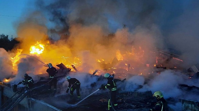 Росіяни вночі знову обстріляли Харків, влучили у навчальний заклад – мер