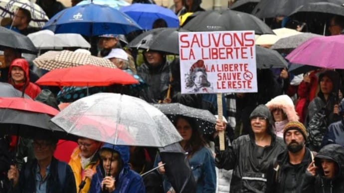 Covid-обмеження викликали у Франції чергові масштабні протести