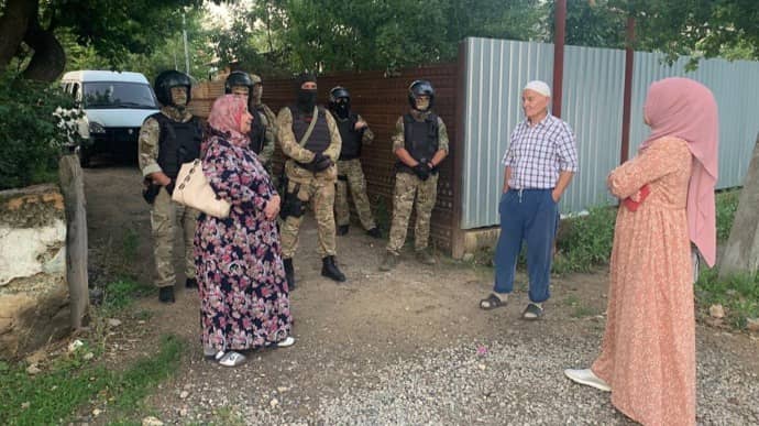 Оккупанты в 4 утра пришли с обысками к крымским татарам