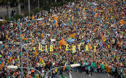 Протесты в Барселоне: жестокие столкновения и полмиллиона мирных демонстрантов
