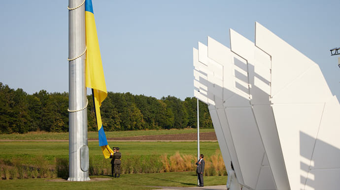 В Киеве подняли самый большой флаг, Зеленский поехал в географический центр
