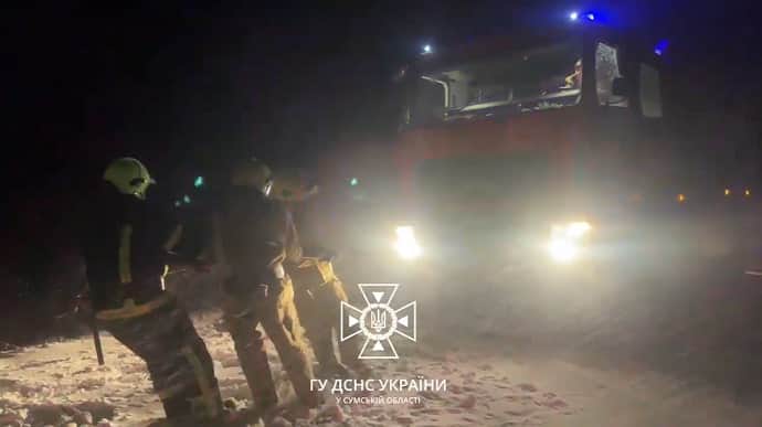 В Україні через негоду перекрили 14 доріг, з хуртовини витягли 840 авто 