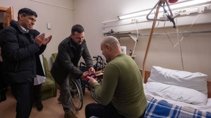 Volodymyr Zelenskyy and Rishi Sunak meeting with the servicemen in hospital. Photo: Ukrainian President's Office