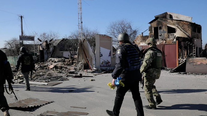 Полиция показала освобожденный Макаров: каждый второй дом уничтожен или поврежден