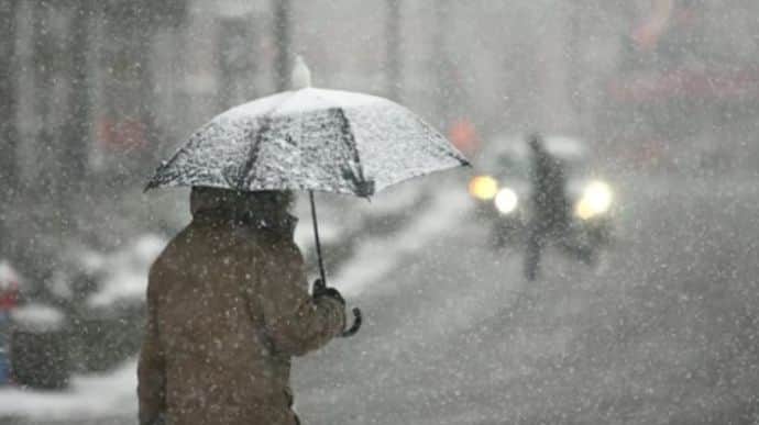 У суботу по всій Україні очікуються дощі і мокрий сніг