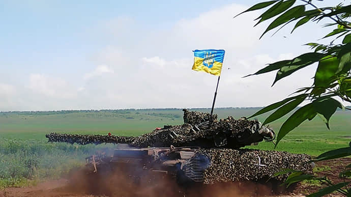 Ukrainian defenders kill 880 occupiers and destroy 13 tanks and a jet – General Staff