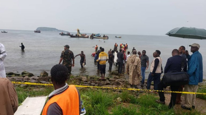 Пассажирский самолет упал в озеро Виктория в Танзании: спасатели ищут людей  