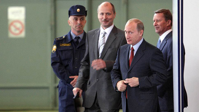 Начальник 1-ї служби ФСБ РФ Владислав Меньщиков (в центрі) поруч з президентом РФ Володимиром Путіним