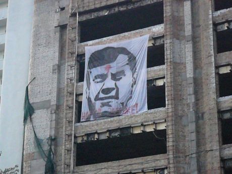 В столице вывесили несколькометровый баннер с простреленным Януковичем