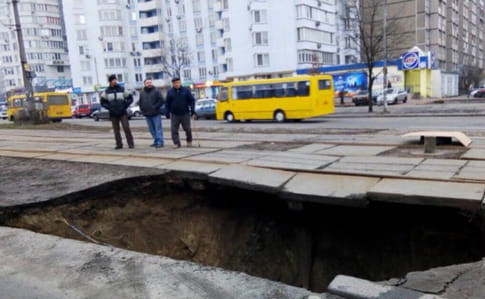 В Киеве под трамвайными путями образовался провал