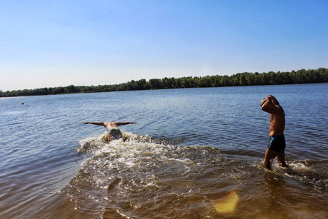 Тягнибок із соратниками перепливли Дніпро. Фото прес-служби Свободи