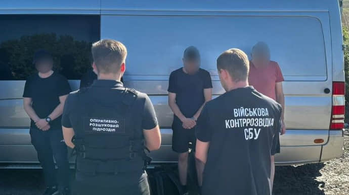 Коперфільди українського розливу: чоловіки перетинали кордон у сховку авто