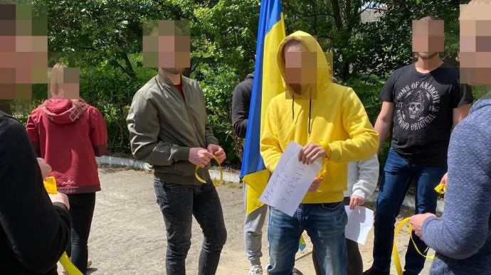 В оккупированном Мелитополе патриоты вышли с флагами Украины и спели гимн