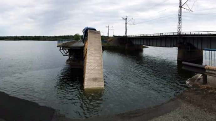 Мост провалился под фурой на Днепропетровщине: ситуацию взял под контроль Зеленский