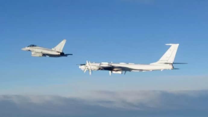 Біля Британії перехопили два військових літаки РФ