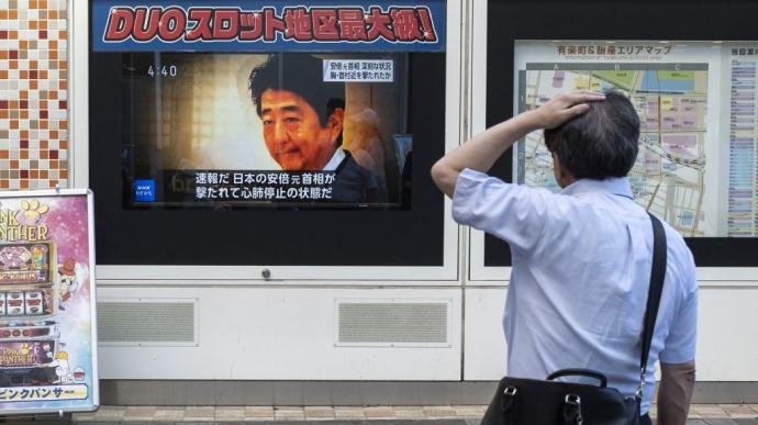 Экс-премьер Японии умер после покушения