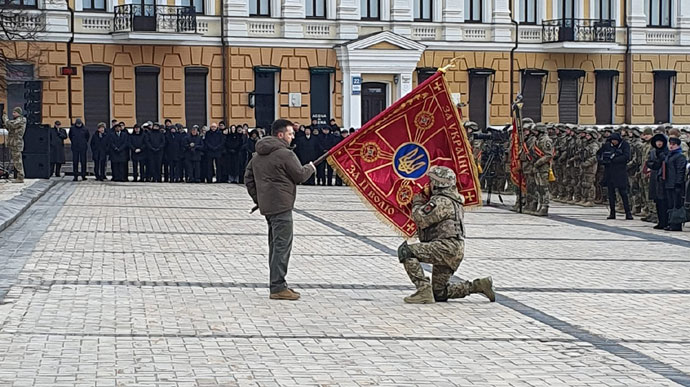 В Киеве проходит памятное мероприятие к годовщине войны: присутствуют Зеленский и Залужный 