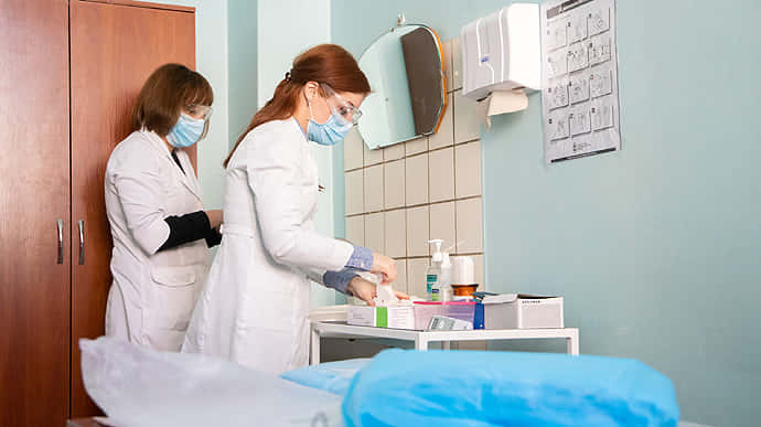 В Украине COVID-19 заразились более 7 тысяч медиков