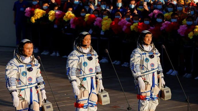 Пекин запустил космический корабль с тремя астронавтами на борту
