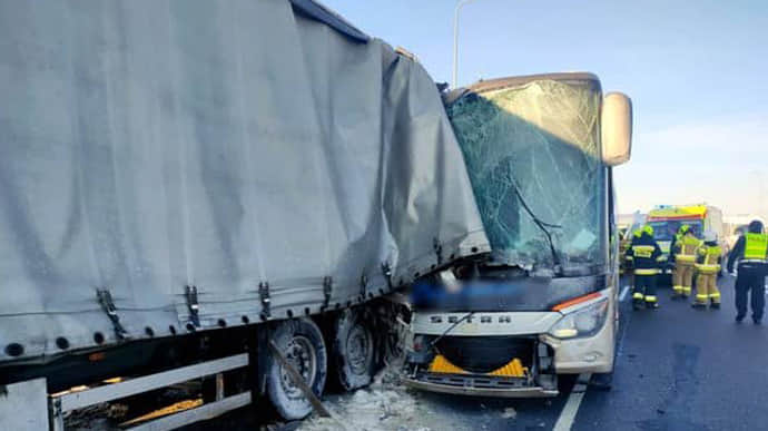 У Польщі біля кордону з Україною зіштовхнулися автобус з вантажівкою, є постраждалі