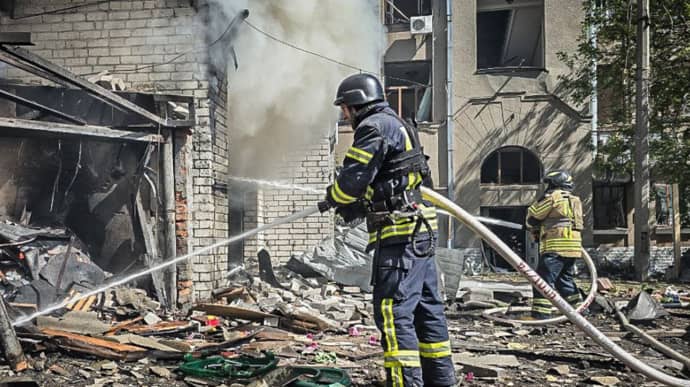 Russians target residential area of Kharkiv, killing 1 civilian and injuring 9 – photo, video
