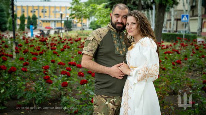 Gender-reveal party right after marriage: Ukrainian soldier gets married near front lines – photos