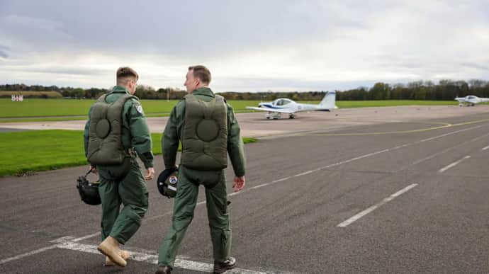 10 Ukrainian pilots undergo basic fighter jet training in UK