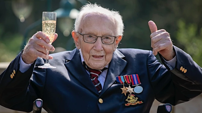 100-річний ветеран, який зібрав мільйони фунтів для медиків Британії, помер у лікарні з COVID