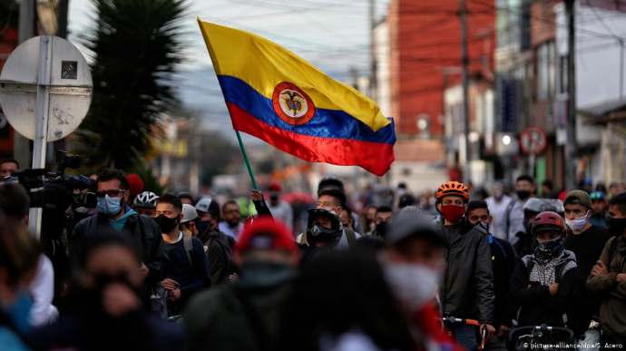 В Колумбии длятся антиправительственные протесты, полиция применяет ружья