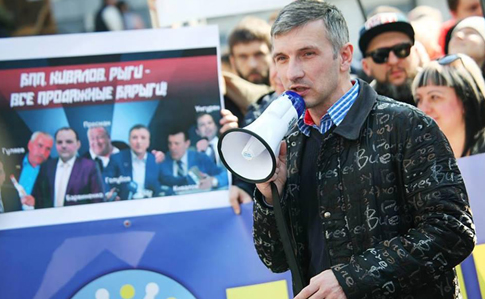 Активісту Михайлику дістали кулю з легень