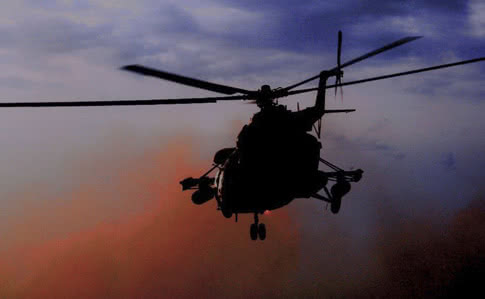 В военный вертолет влетела птица и повредила двигатель – экипаж