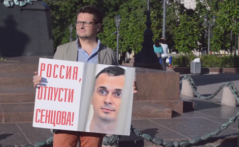 В Москве задержали российского режиссера за пикет в поддержку Сенцова