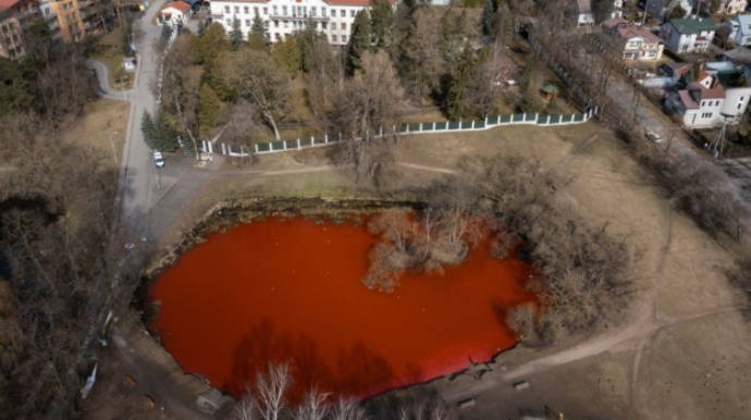 У Вільнюсі воду у ставку навпроти посольства РФ пофарбували у колір крові