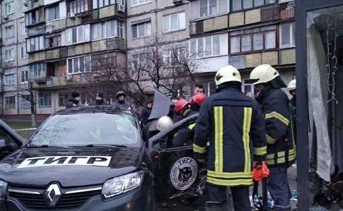 В Киеве легковушка вылетел на остановку: есть погибший и травмированные